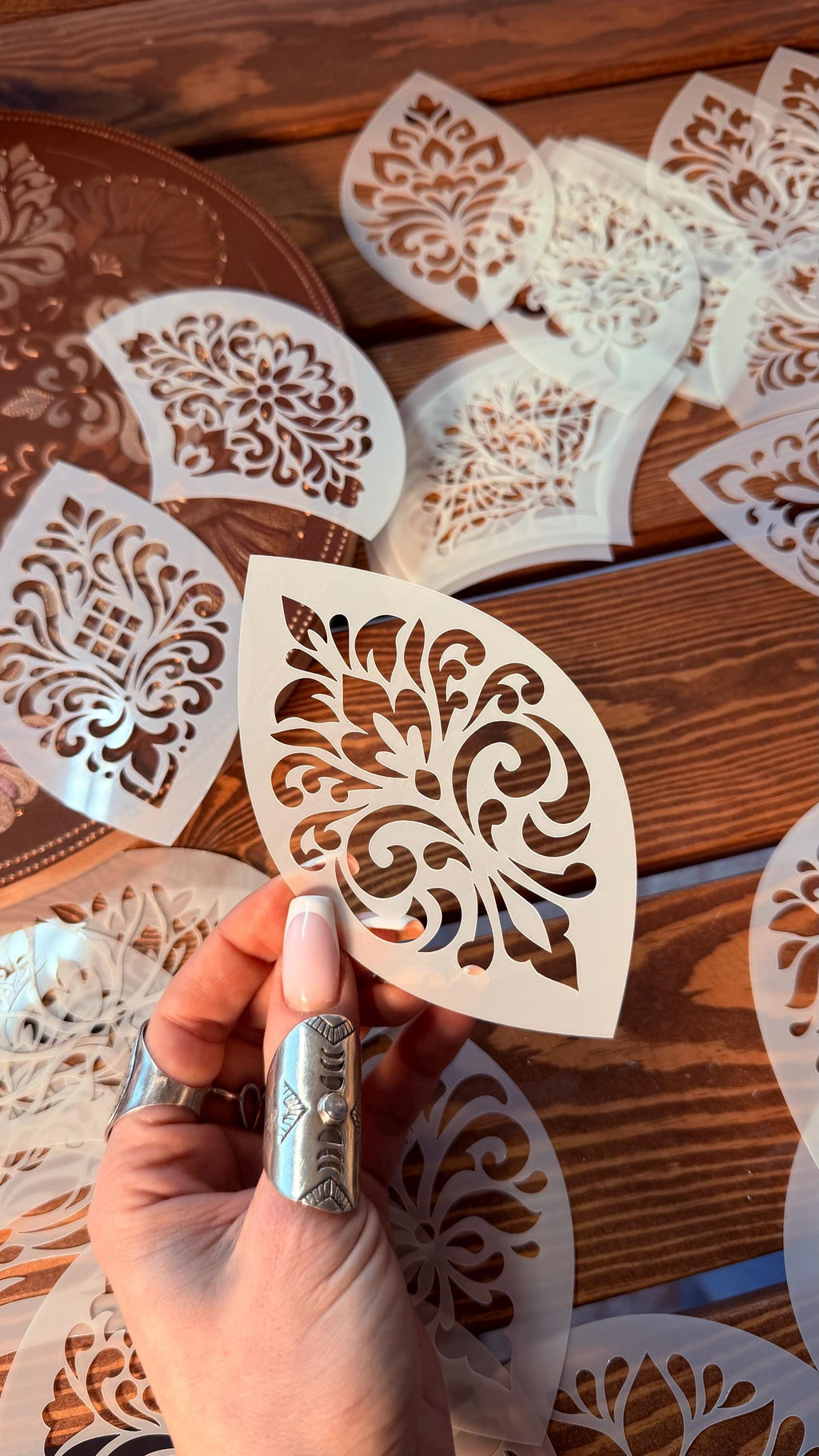 Flexibles Schablonen-Set #4: 20 aufwendige Designs in 3 Größen. Wiederverwendbare Schablonen für Mandalas, dekorative Muster, Dot Painting & DIY-Kunst