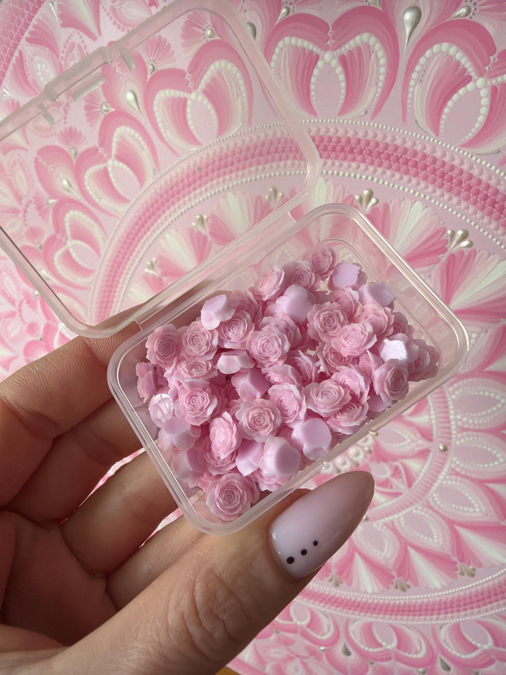 100 Stück Acryl-Rosen mit flacher Rückseite, 0,5 bis 1 cm. Punktmalerei-Zubehör, Mandala-Kunst, Acryl-Edelsteine, DIY-Bastelarbeiten und Schmuckherstellung. 5 Farben erhältlich