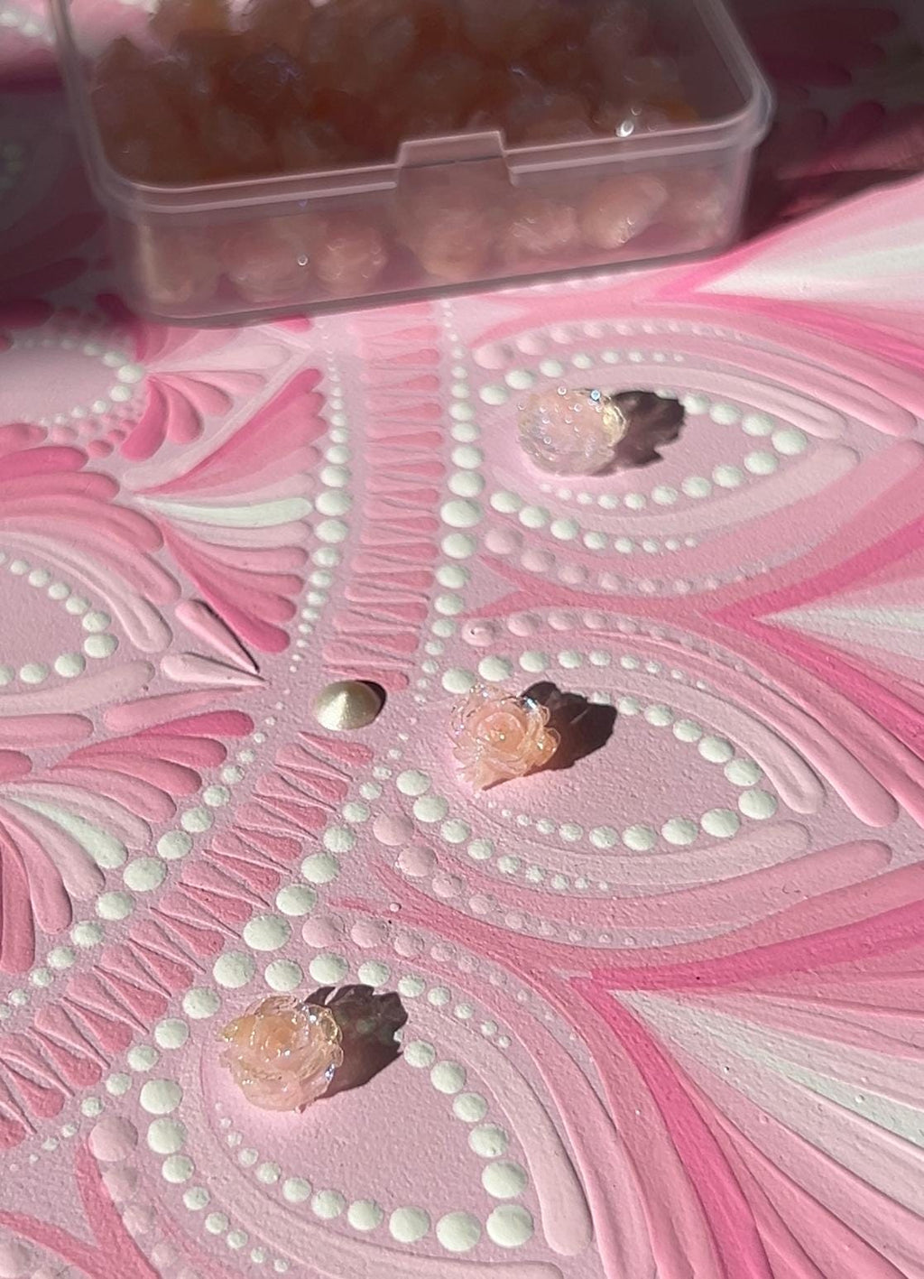 100 Stück Acryl-Rosen mit flacher Rückseite, 0,5 bis 1 cm. Punktmalerei-Zubehör, Mandala-Kunst, Acryl-Edelsteine, DIY-Bastelarbeiten und Schmuckherstellung. 5 Farben erhältlich