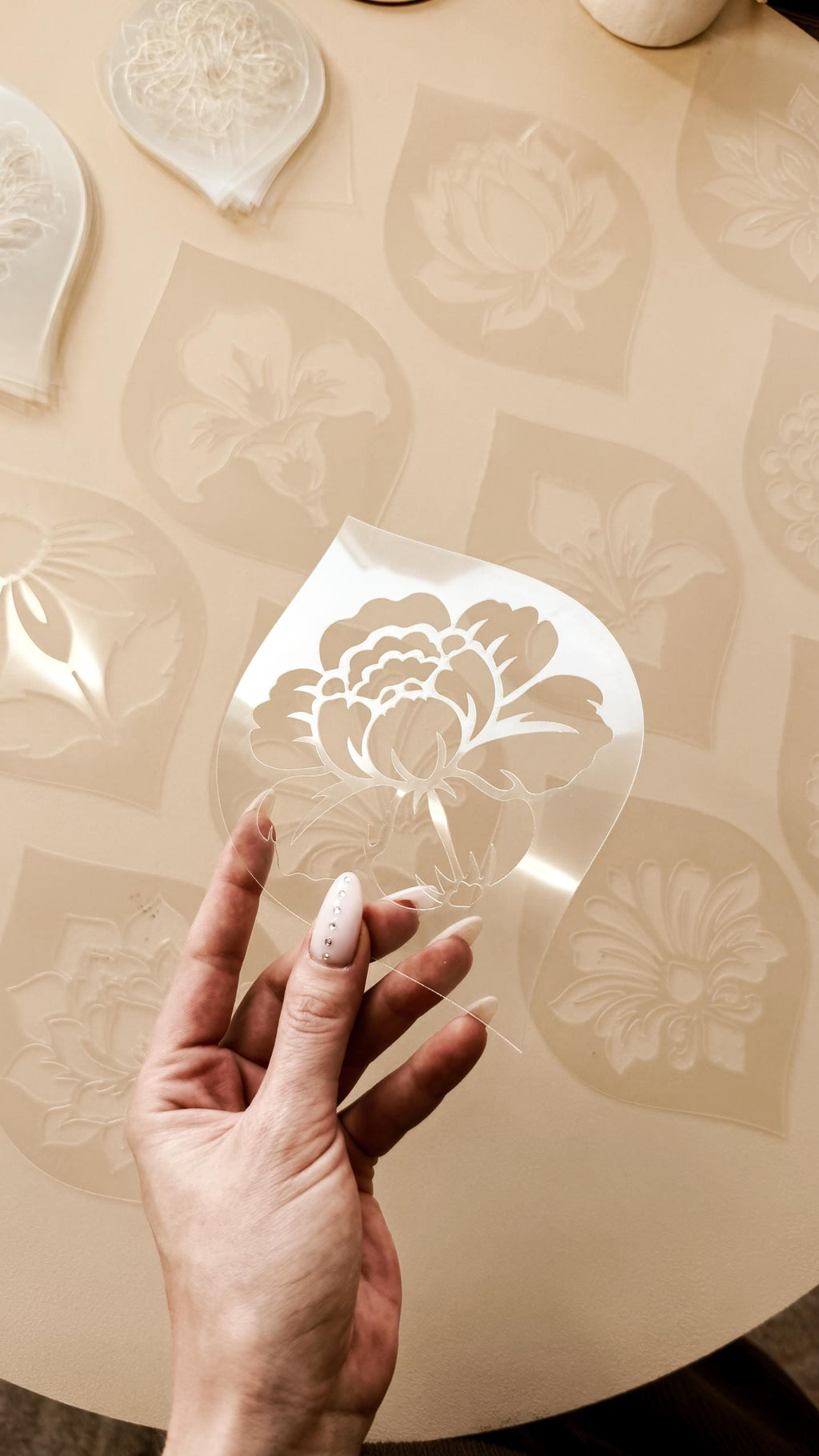 Blumenschablonen-Set #8 | 20 florale Designs in 3 Größen | Wiederverwendbare, flexible Kunststoffschablonen | Rose, Pfingstrose, Lilie für Mandala-Kunst, DIY, Basteln