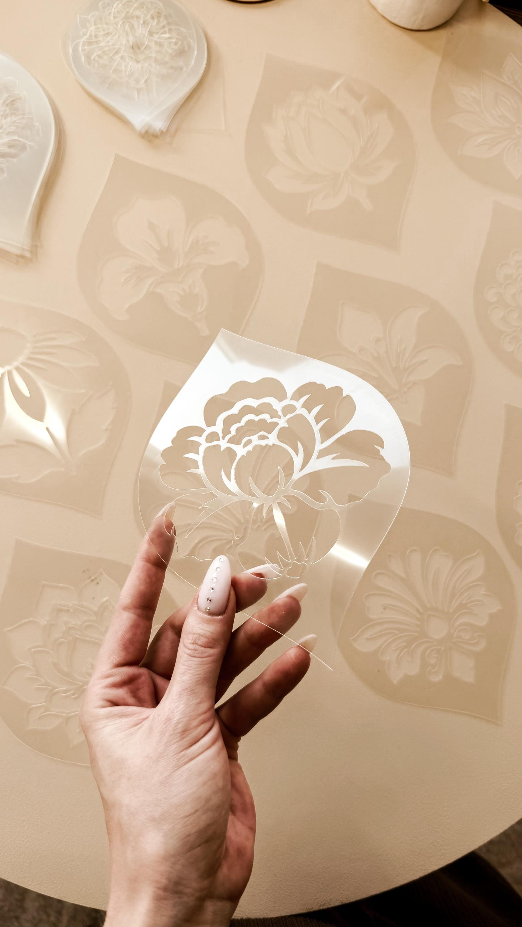 Blumenschablonen-Set #8 | 20 florale Designs in 3 Größen | Wiederverwendbare, flexible Kunststoffschablonen | Rose, Pfingstrose, Lilie für Mandala-Kunst, DIY, Basteln