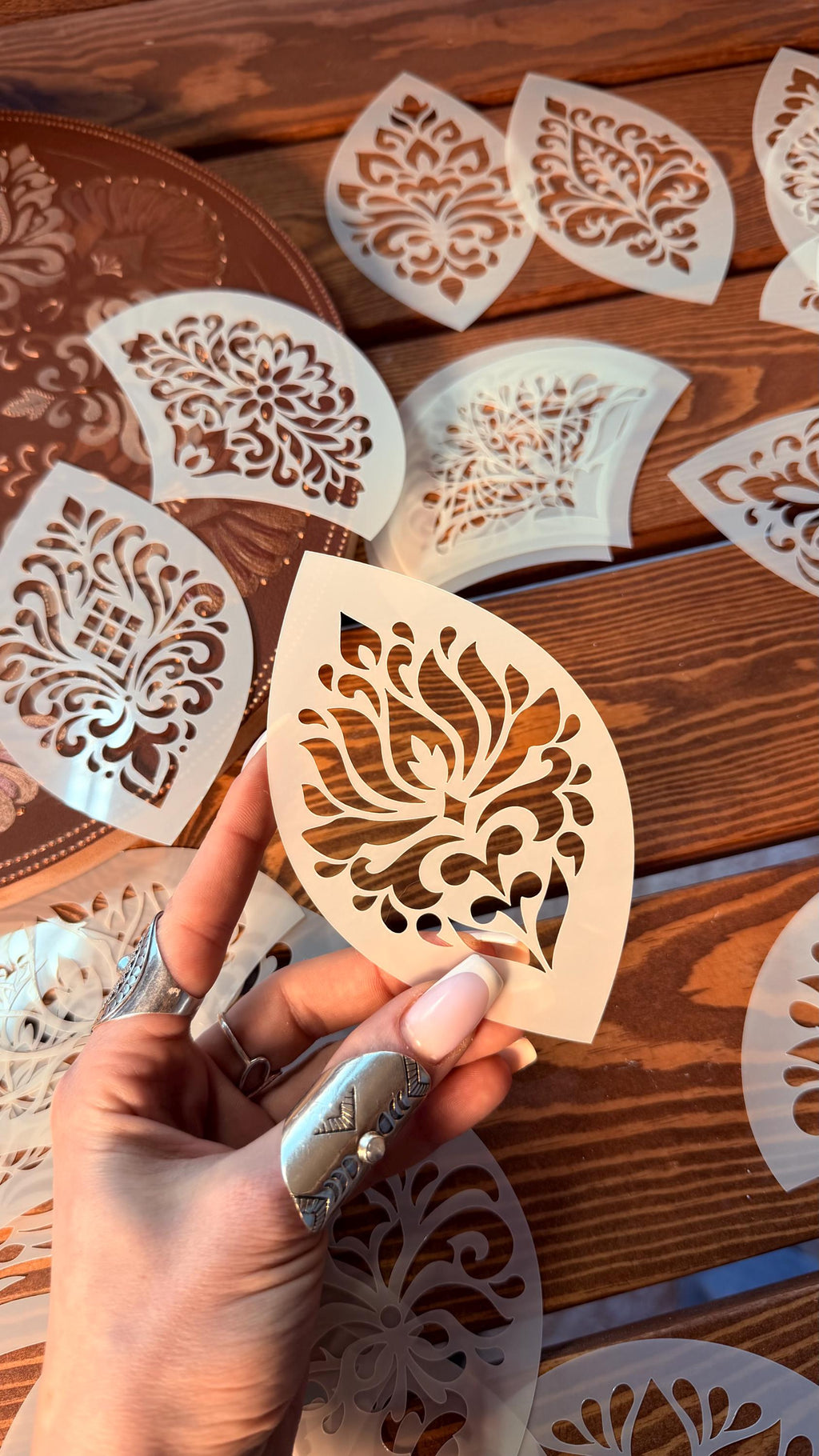 Flexibles Schablonen-Set #4: 20 aufwendige Designs in 3 Größen. Wiederverwendbare Schablonen für Mandalas, dekorative Muster, Dot Painting & DIY-Kunst